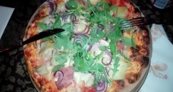 Pizza con rucola e cipolla