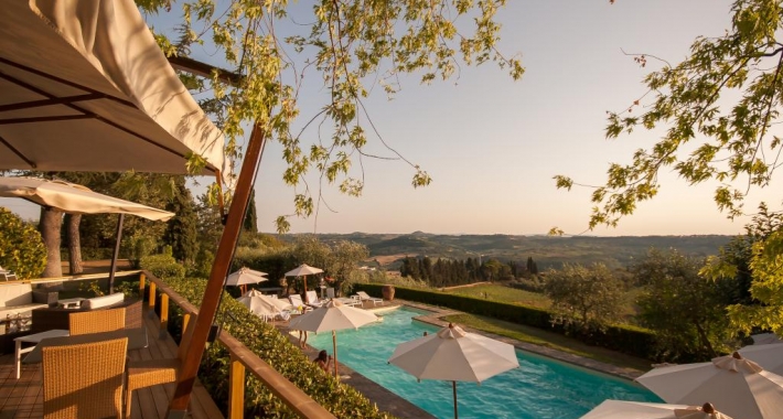 Piscina con vista della Villa I Barronci