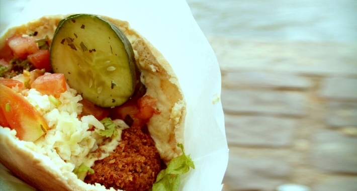 Un falafel nel quartiere parigino di St Michel di Parigi