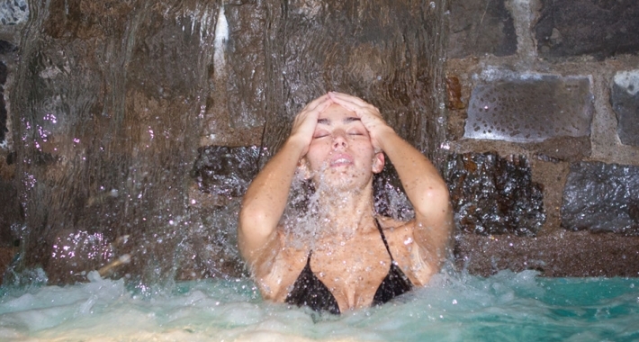 Cascara cervicale della piscina dell'Hotel Helvetia Thermal Spa