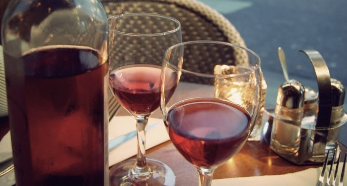 Due bicchieri di vino a Saint-Germain-des-Prés, Parigi