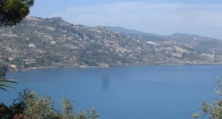 vista di Ventimiglia dai giardini Hanbury