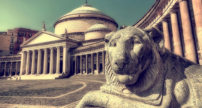 Scorcio di Piazza del Plebiscito a Napoli