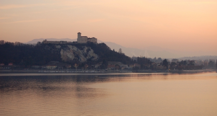 Rocca di Angera e lago Maggiore al tramonto