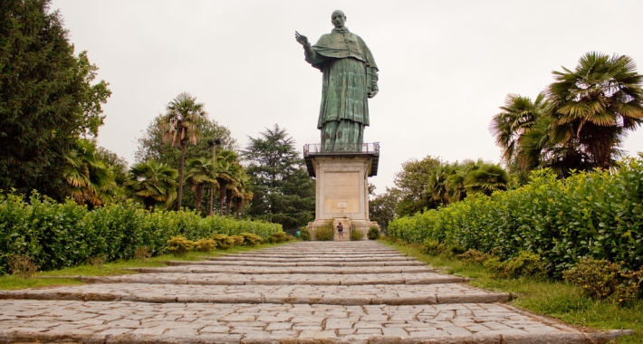 Statua di San Carlo Borromeo