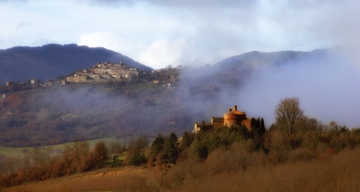 Panorama nella nebbia, Chiusdino