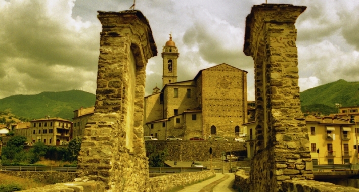 Vista panoramica della città di Bobbio con al centro il Duomo